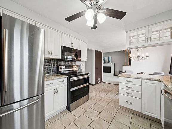 3rd image of 24 Waverly Dr