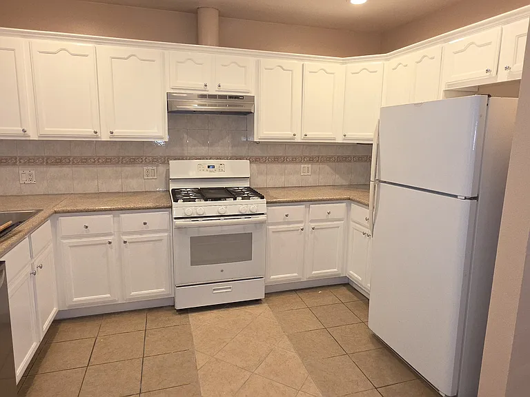 719 E Wardlow Rd #B — Photo 12