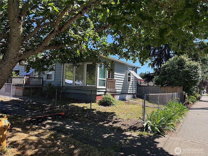 5th image of 5050 50th Avenue SW
