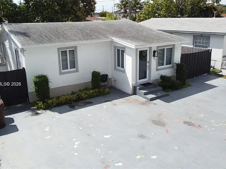 734 W 32nd St — Photo 38