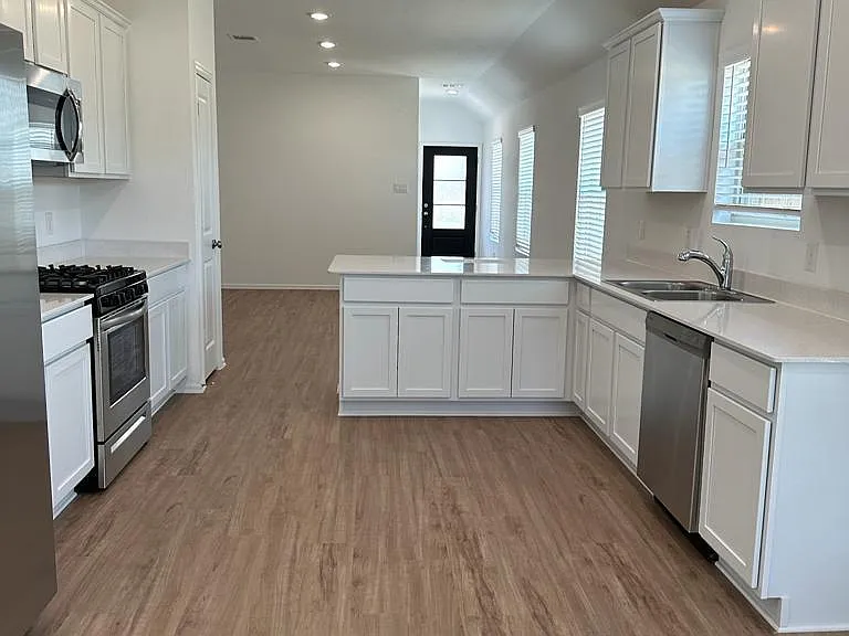 6324 Astoria Park Ln — Photo 4