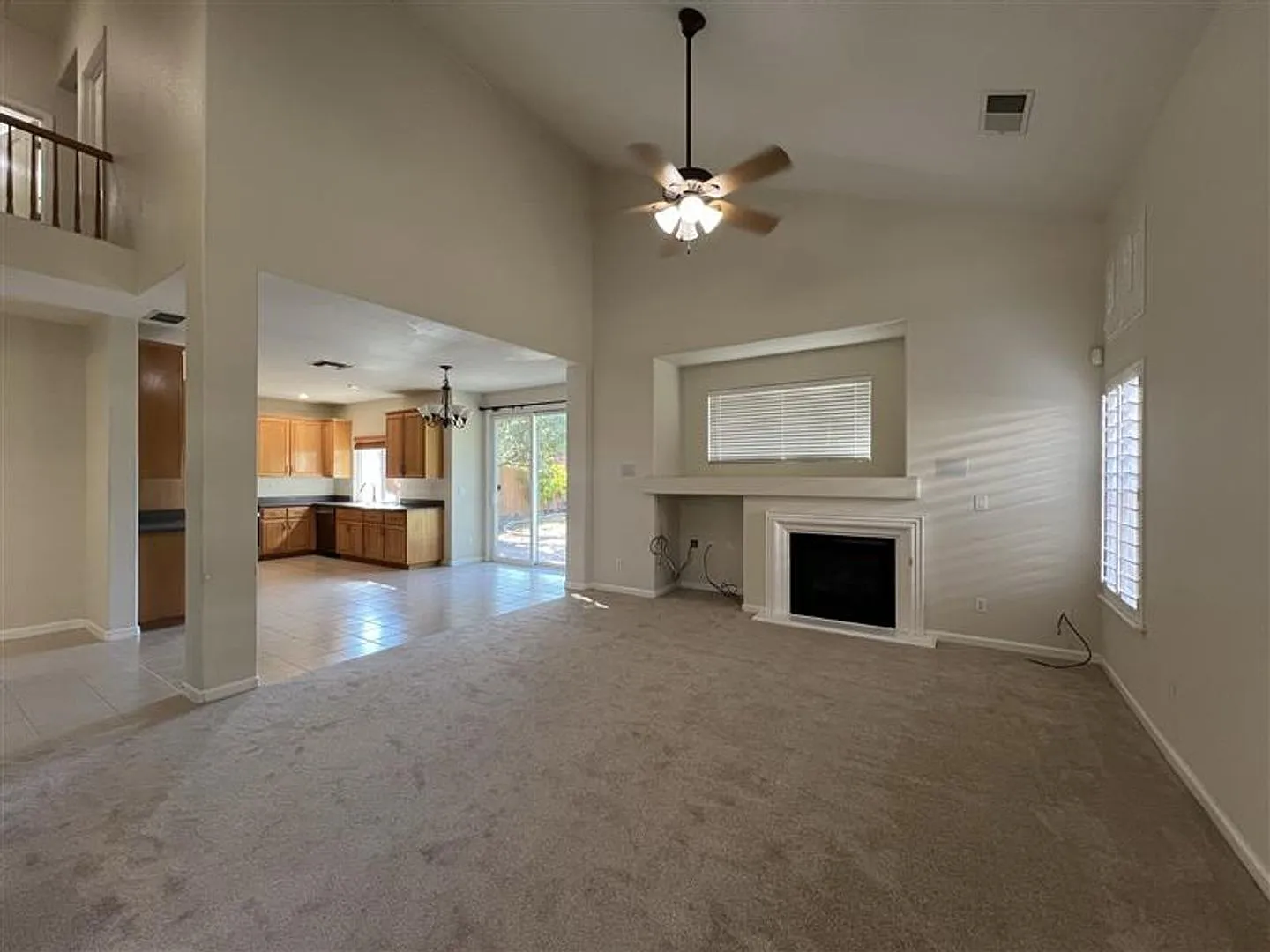 Spacious Home Near Schools, Shopping, Dining, And Freeway Access — Photo 3