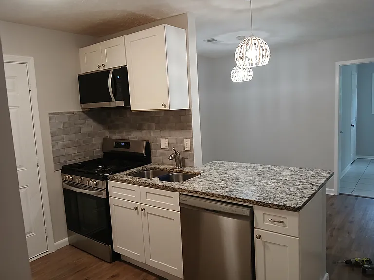 821 Englewood Dr — Photo 5