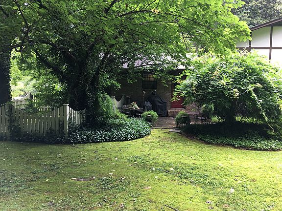 Back patio/fenced area 