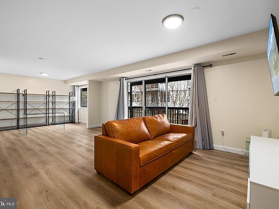3rd image of 200 Park Terrace Ct SE APT 6