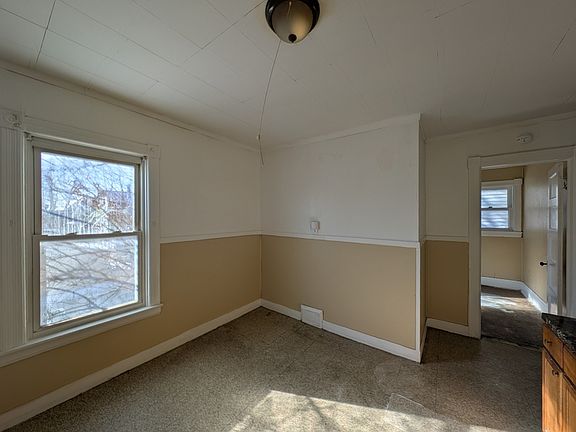 5th image of 497 Woodlawn Ave #2