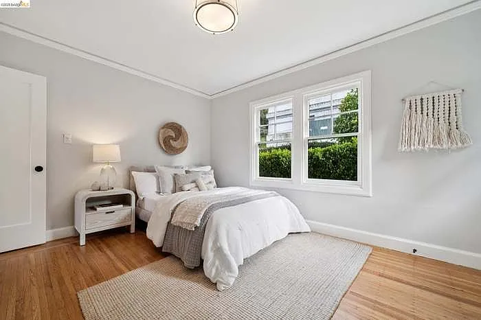 741 Grosvenor Pl — Photo 10