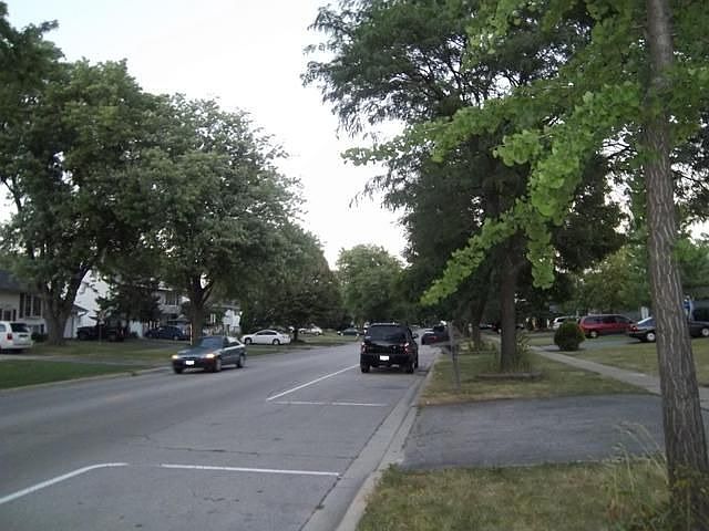 2nd image of 147 W Fullerton Ave