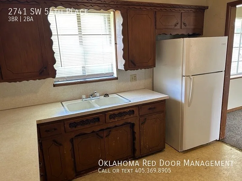 3 Bed, 2 Bath Home **Special 1/2 Off First Month + 1/2 Off Second Month** New Roof Coming Soon — Photo 2