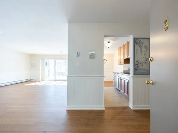 1212 Greendale Ave APT 300, Needham, MA 02492