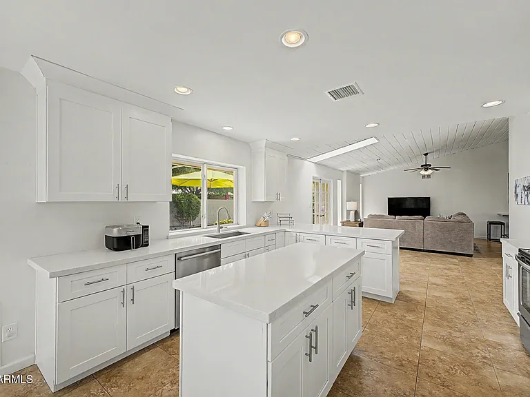 2445 S Catarina — Photo 14