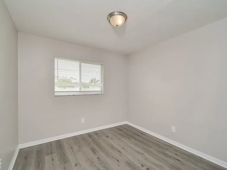 706 SW 11th St — Photo 14