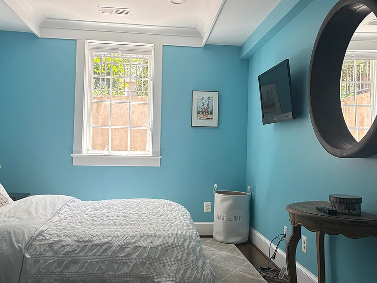 225 N Jackson St — Photo 2