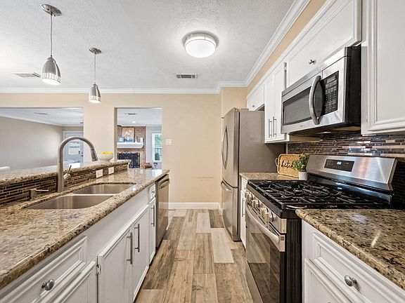 4th image of 408 Foxmeadow Ln