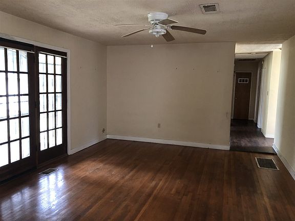 4th image of 3027 Woodview Dr