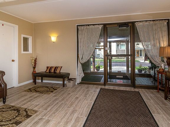 Another view of the nice entryway