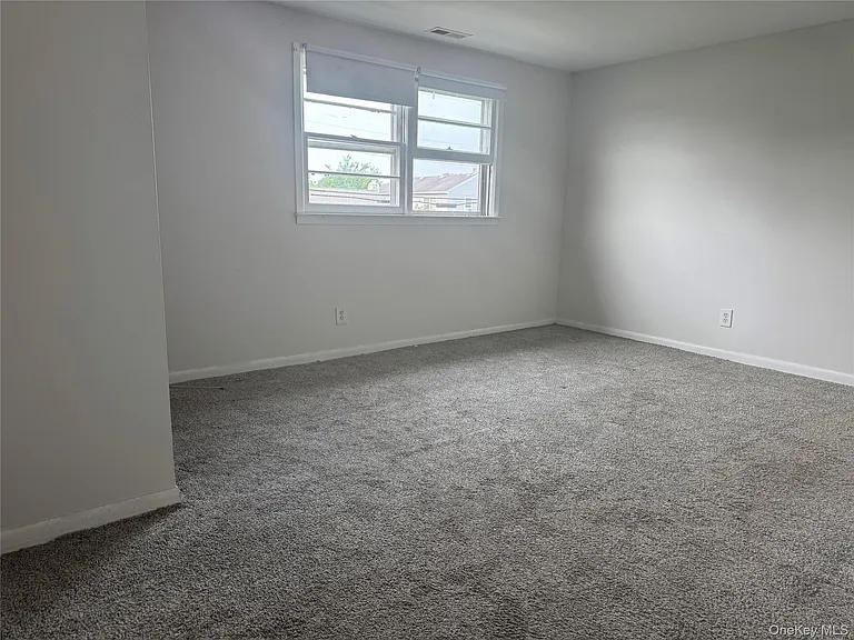 124 Parkdale Dr — Photo 2