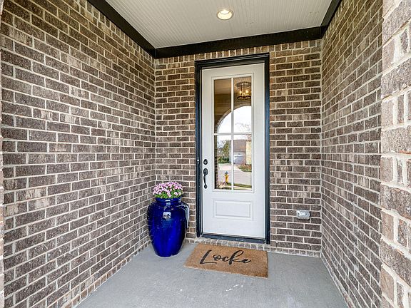 3rd image of 1032 Memorial Dr