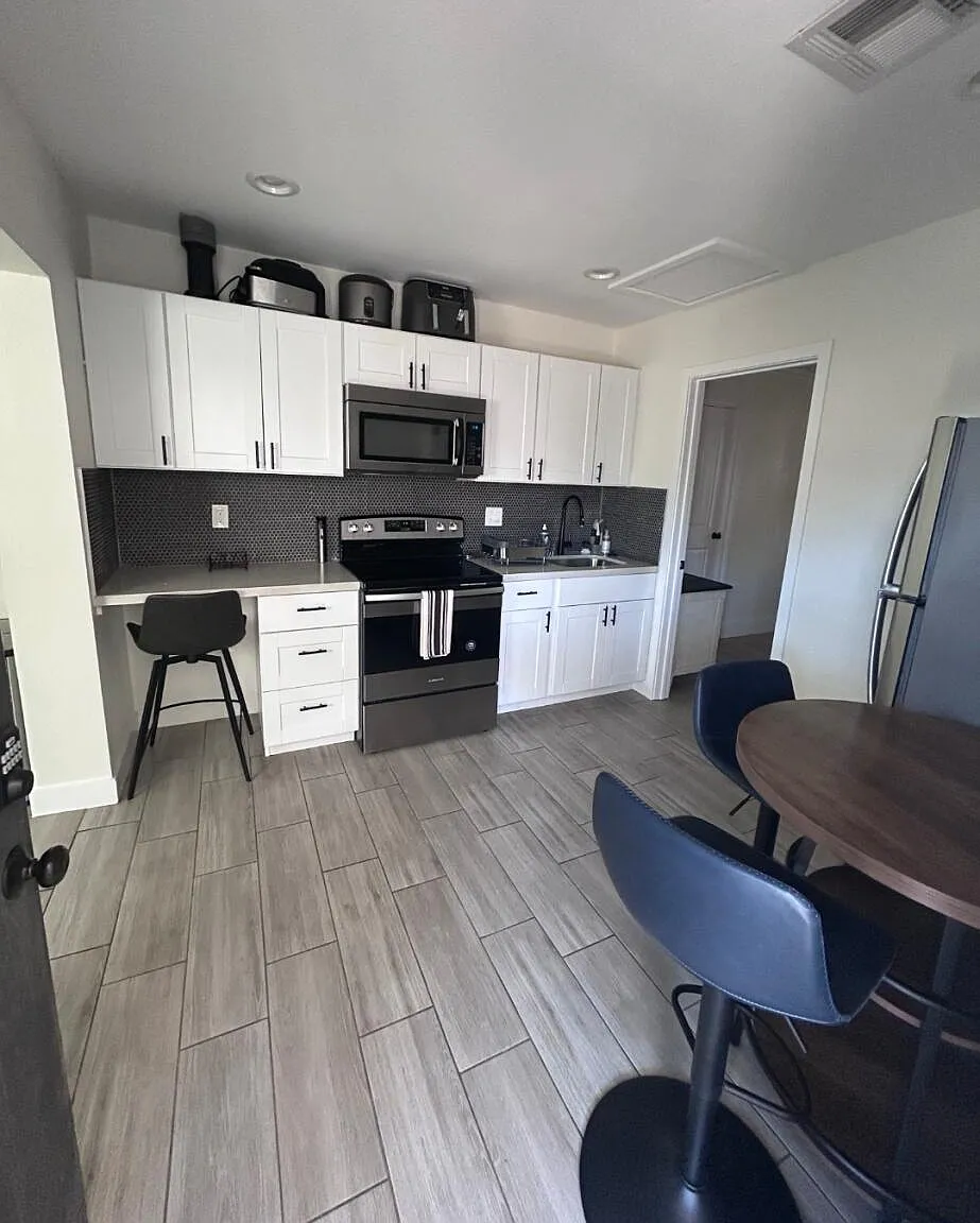 1 bed, 1.0 bath, 1974 sqft, $1,550 — Photo 2
