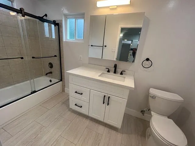 Primary bedroom en suite full bath