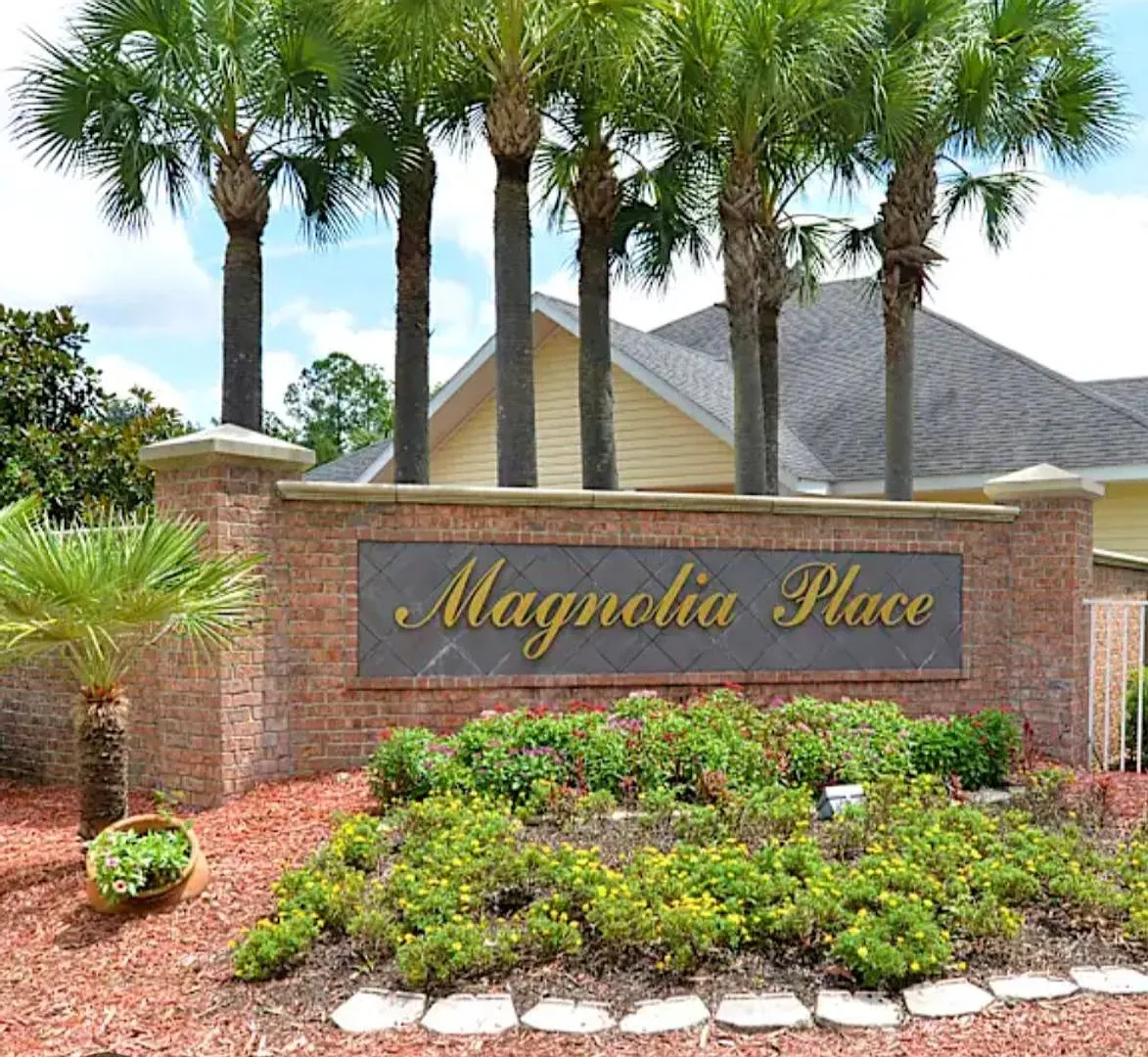 2 Bedroom / 2.5 Bathroom Townhome Magnolia Place — Photo 2