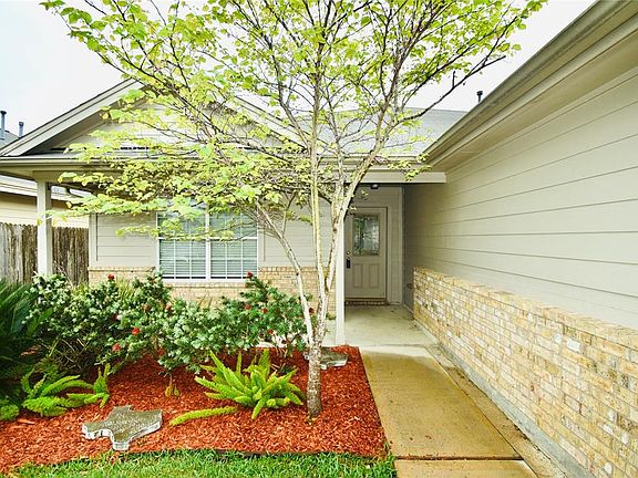 This home is sparkling clean and waiting for you to come knocking!