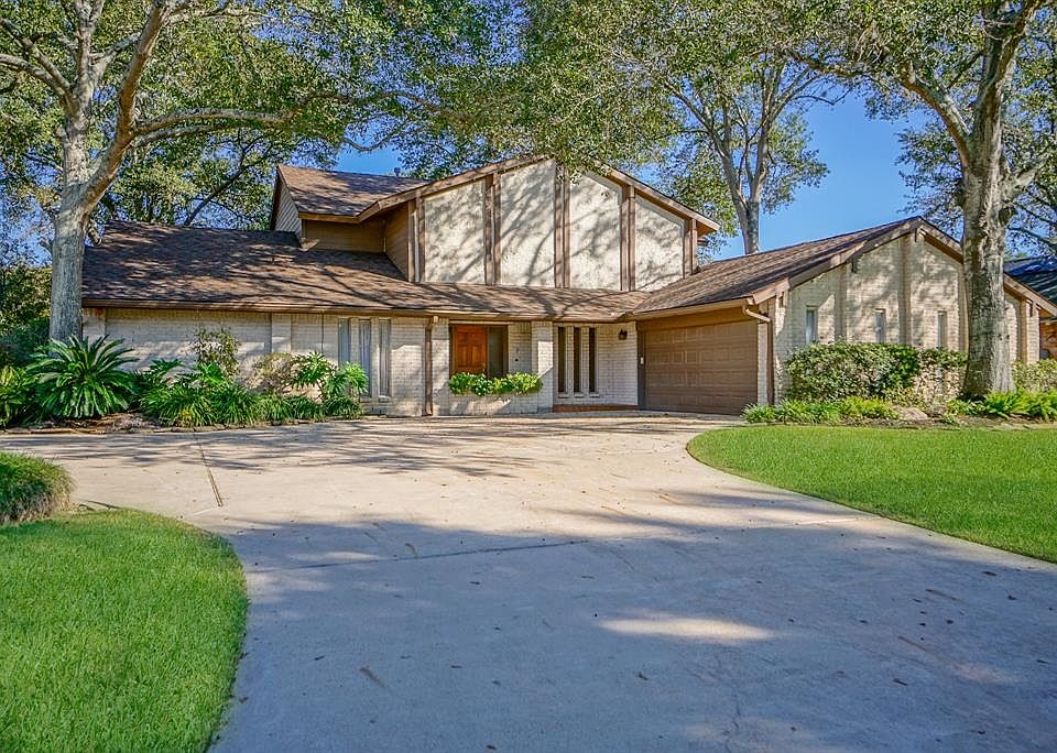 Another great Quail Valley home with beautiful trees and mature landscaping.Notice the extra parking in this double wide driveway