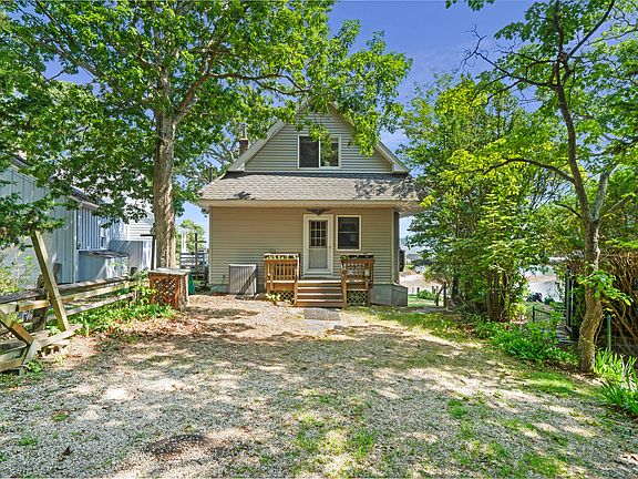 2nd image of 270 Knoll Cir