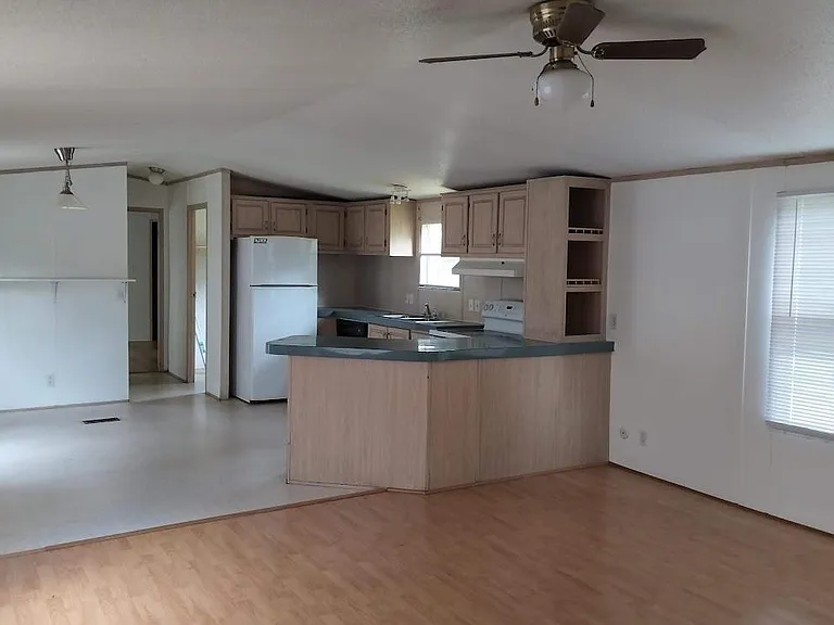 305 Woods Ln — Photo 3
