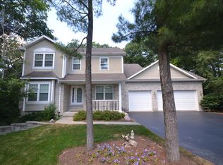 712 Burr Oak Ln, Island Lake, IL 60042