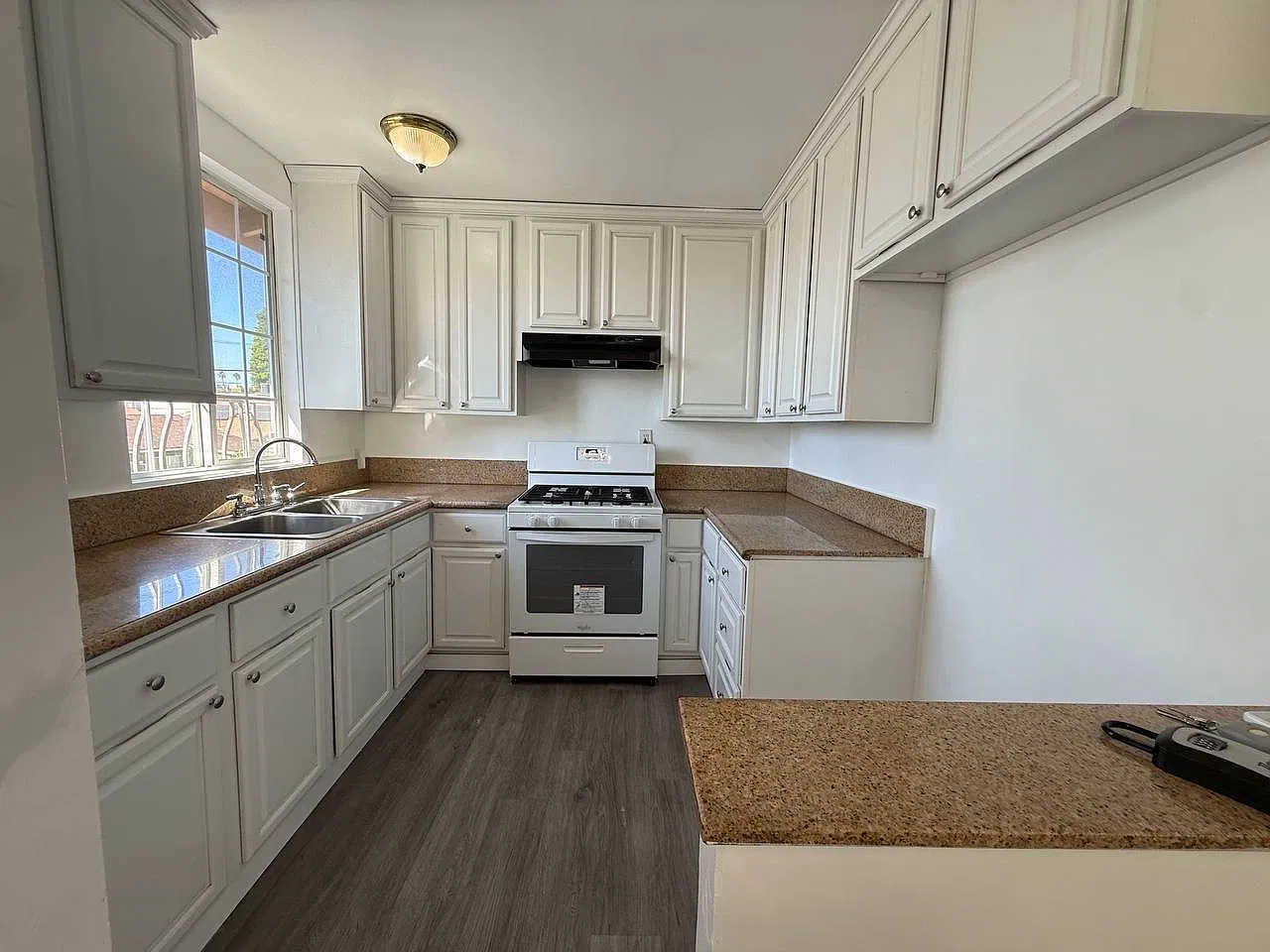2 bed, 900 sqft, $2,350 — Photo 2