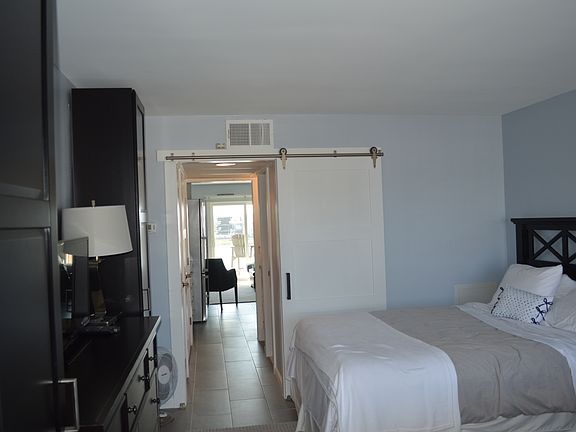 bedroom w stylish barn door