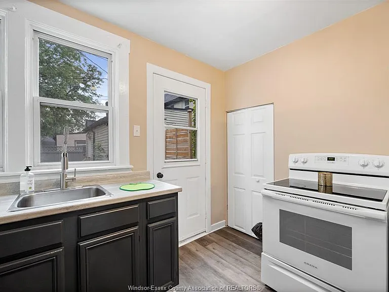 2123 Ontario St — Photo 10