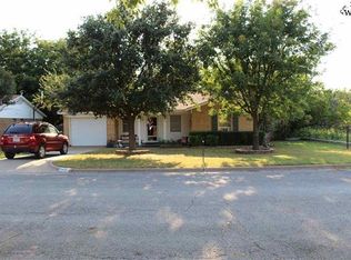 1323 Lucille St, Burkburnett, TX 76354