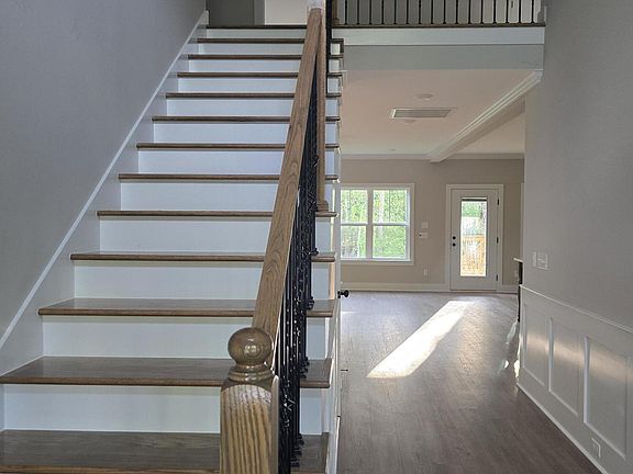 3rd image of 190 Oakbrook Drive