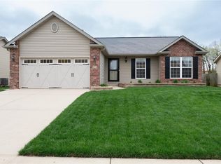 921 Pacific Crossing Dr, O Fallon, IL 62269
