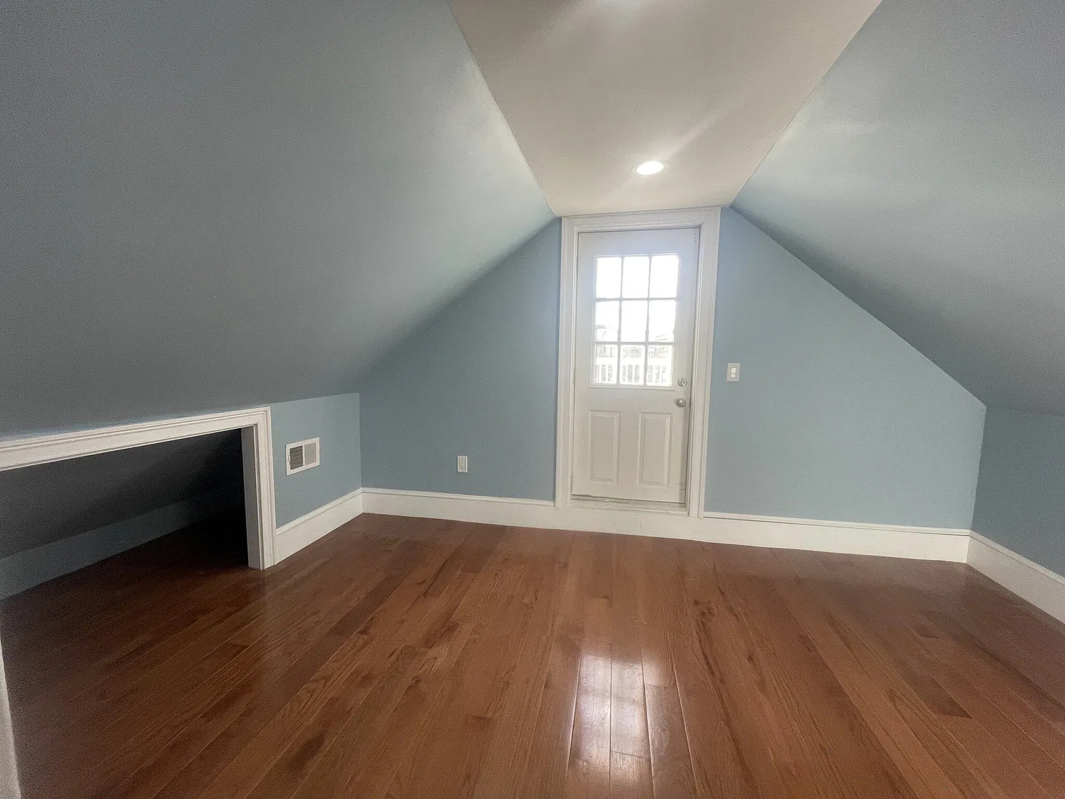 5 bed, 999 sqft, $5,500 — Photo 2