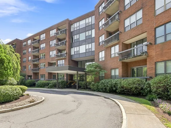 210 Nahanton St APT 116, Newton, MA 02459