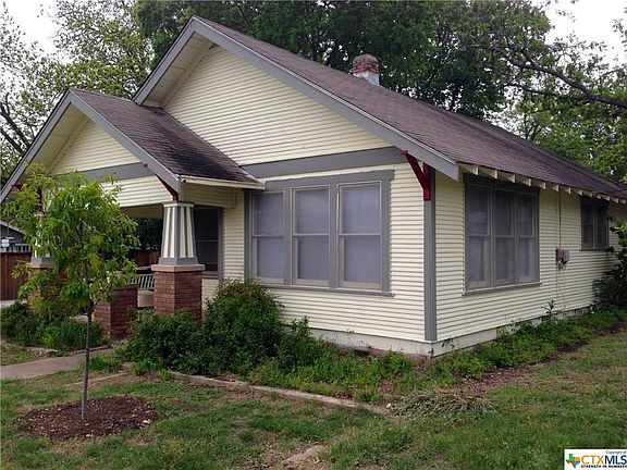 2nd image of 315 Veramendi St
