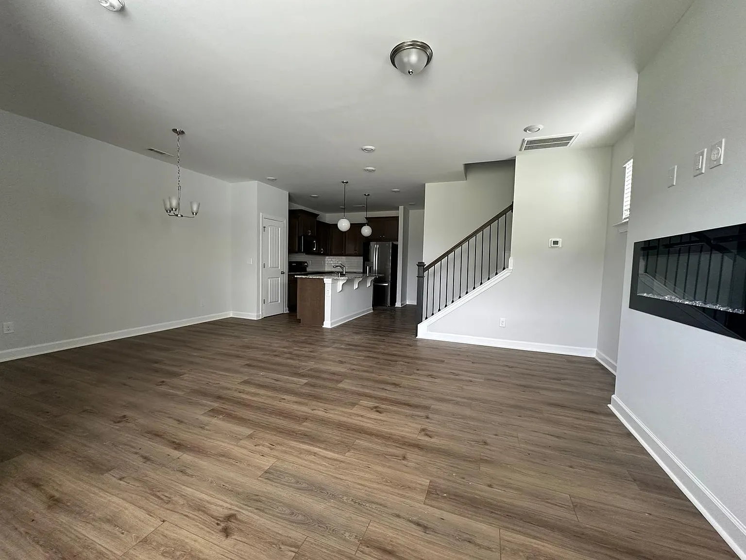 3 bed, 1728 sqft, $2,095 — Photo 2