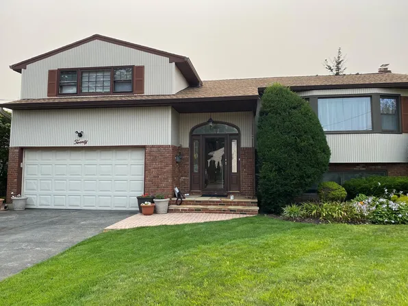20 Lake Court, Massapequa, NY 11758