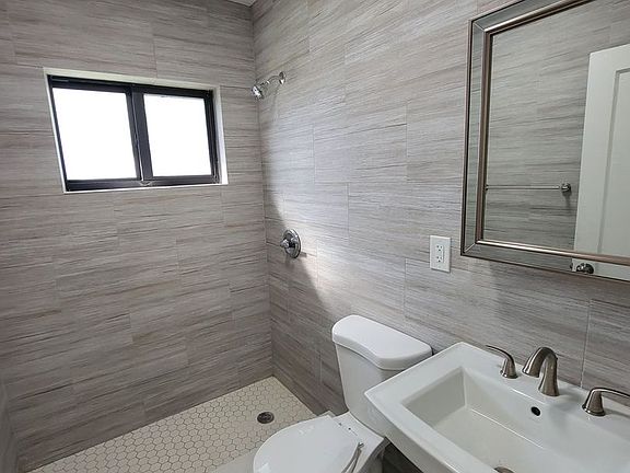 5th image of 600 SW 10th St APT 5