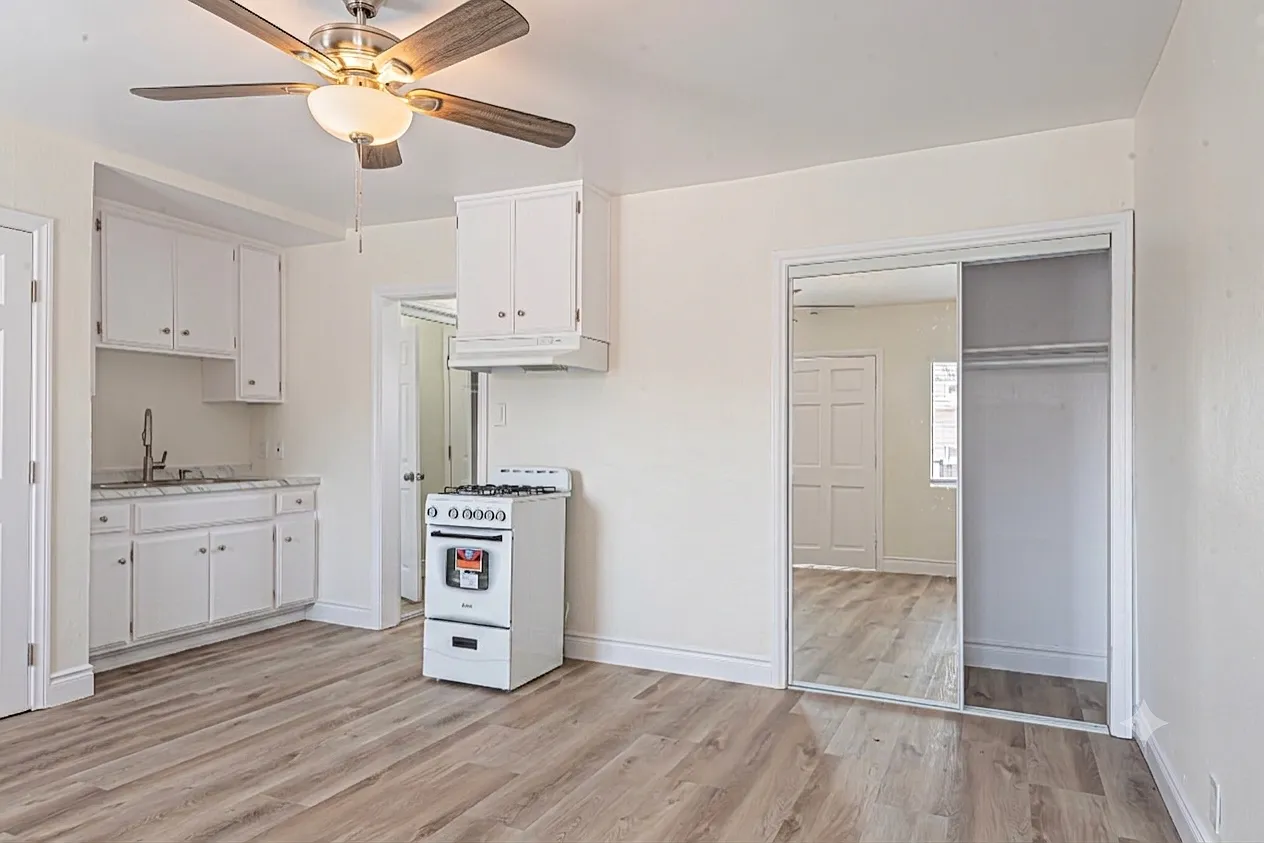 1927 Griffin Ave — Photo 2