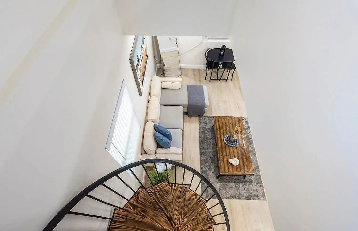 2 bed, 1.0 bath, 990 sqft, $5,507 — Photo 3
