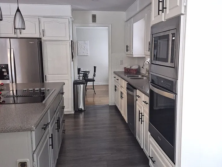 184 Dundas St E — Photo 12