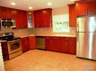 24 Sandpiper Ln, Levittown, NY 11756