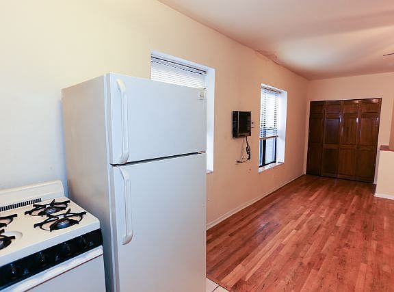 4th image of 817 W Cornelia Ave APT 105