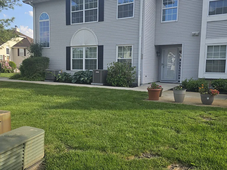 36 Racquet Rd — Photo 1