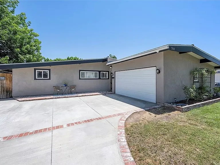 712 N Mountain View Pl — Photo 2