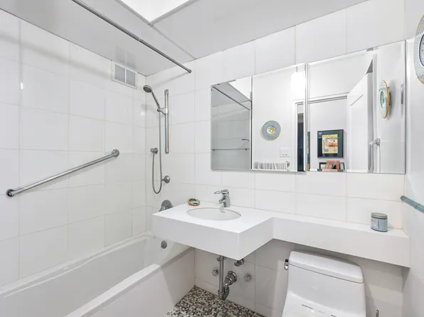 36 Sutton Place South image 8 of 9